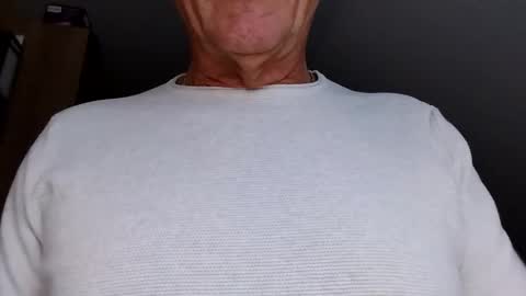 Snapshot of hundeleine chatting on 10.06.25 hundeleine online show from 10.06.25