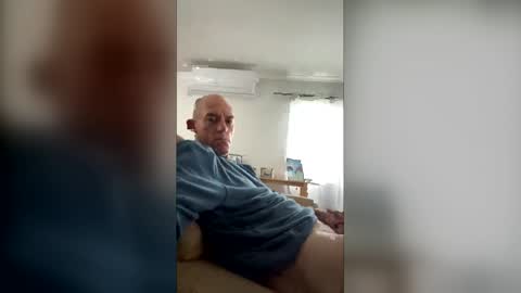 Snapshot of hungbull81 chatting on 05.19.26 hungbull81 online show from 05.19.26