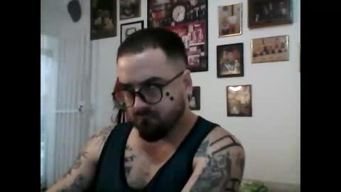 Snapshot of hurtadodirector chatting on 04.28.26 hurtadodirector online show from 04.28.26