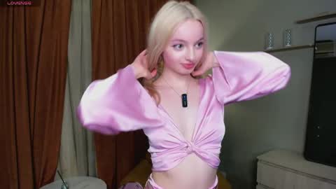 Snapshot of hypno_eyes_babe chatting on 05.30.26 Kate online show from 05.30.26