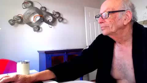 Snapshot of i12cuu12c2 chatting on 11.18.25 i12cuu12c2 online show from 11.18.25