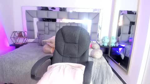 Snapshot of i_akane chatting on 02.19.25 Akane online show from 02.19.25