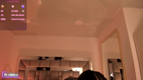 Snapshot of i_akane chatting on 10.31.25 Akane online show from 10.31.25