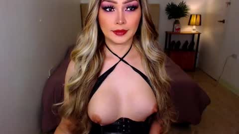 QUEEN SUSSIE BROWN online show from 12.22.25