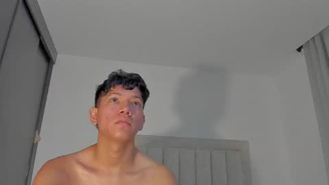Snapshot of iamjulian_ chatting on 05.10.26 Juliiiiian online show from 05.10.26