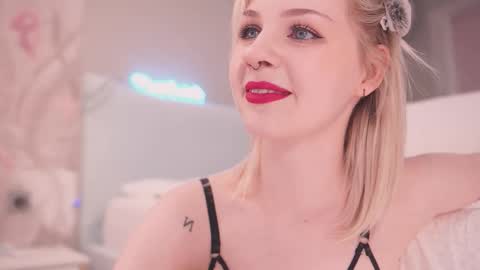 Snapshot of iamninamint chatting on 09.27.25 Nina online show from 09.27.25