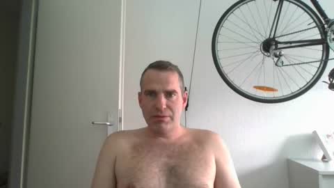 idontknowwhy1 online show from 11.04.25