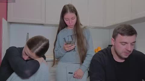 Julia and Mira online show from 12.05.25