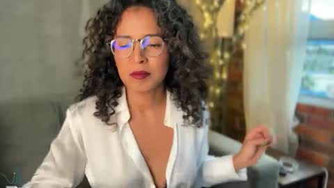 Snapshot of illaroom chatting on 12.23.24 Kloe online show from 12.23.24