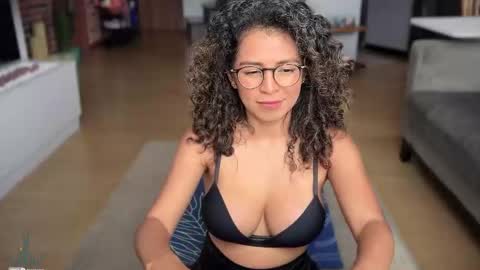 Snapshot of illaroom chatting on 01.28.25 Kloe online show from 01.28.25