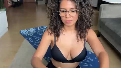 Snapshot of illaroom chatting on 01.28.25 Kloe online show from 01.28.25