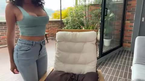 Snapshot of illaroom chatting on 02.13.25 Kloe online show from 02.13.25