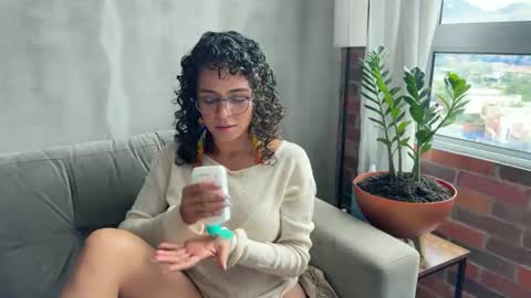 Snapshot of illaroom chatting on 02.24.25 Kloe online show from 02.24.25