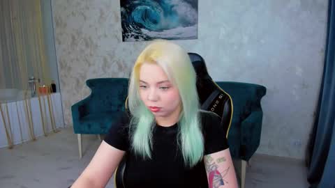 Snapshot of im__youre_sunshine chatting on 11.25.25 Roxy online show from 11.25.25