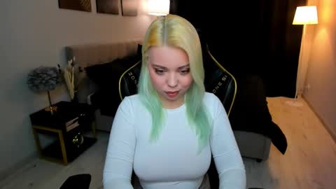 Snapshot of im__youre_sunshine chatting on 11.28.25 Roxy online show from 11.28.25