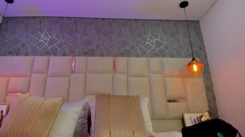 Snapshot of im_alaya chatting on 03.04.25 Alaya online show from 03.04.25