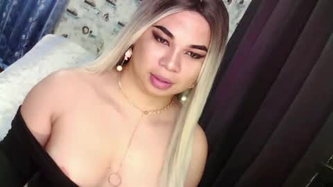 Snapshot of im_ur_sidechic8 chatting on 02.18.25 zhy online show from 02.18.25