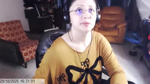 Snapshot of imperatrizasado chatting on 10.29.25 Empress online show from 10.29.25