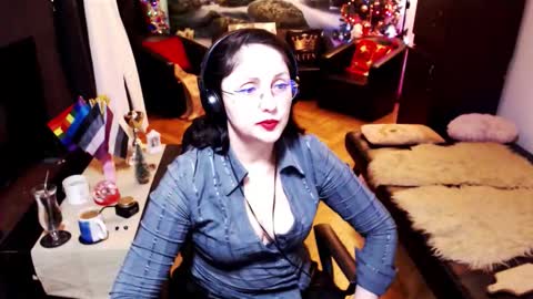 Snapshot of imperatrizasado chatting on 12.17.25 Empress online show from 12.17.25