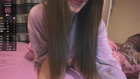 Snapshot of imsiri chatting on 12.04.25 Siri online show from 12.04.25