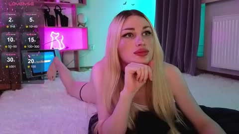 Snapshot of inchcaser chatting on 11.25.25 Dina Help me reach 100 likes online show from 11.25.25
