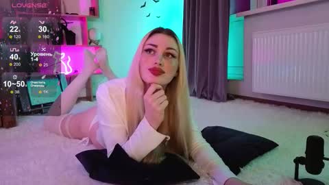 Snapshot of inchcaser chatting on 11.27.25 Dina Help me reach 100 likes online show from 11.27.25