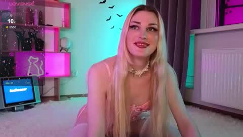 Snapshot of inchcaser chatting on 11.29.25 Dina Help me reach 100 likes online show from 11.29.25