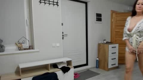 Della online show from 10.24.25