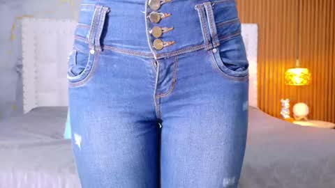 LITTLE AINHOA  online show from 09.20.25