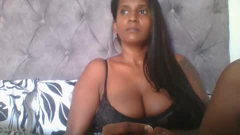 Snapshot of indianjasmin chatting on 02.12.25 priya online show from 02.12.25