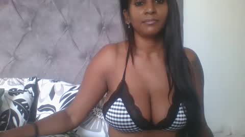Snapshot of indianjasmin chatting on 02.17.25 priya online show from 02.17.25