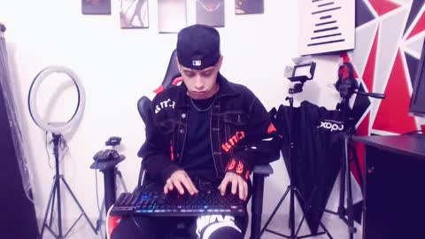 Snapshot of indomitablebeast chatting on 11.12.25 matias online show from 11.12.25