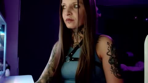 Snapshot of inesdesire chatting on 01.21.25 InesDesire online show from 01.21.25