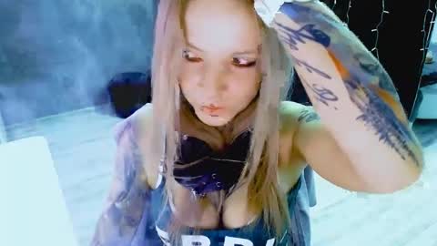 Snapshot of inesdesire chatting on 10.01.25 InesDesire online show from 10.01.25