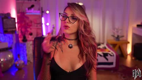 Snapshot of informal_ chatting on 10.12.25 MAL ---  online show from 10.12.25