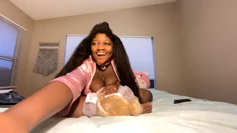 Snapshot of innocentfreaklola chatting on 10.11.25 Lola online show from 10.11.25