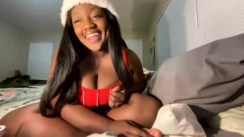 Snapshot of innocentfreaklola chatting on 12.15.25 Lola online show from 12.15.25