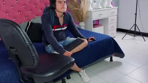 Snapshot of invincible200 chatting on 10.05.25 invincible200 online show from 10.05.25