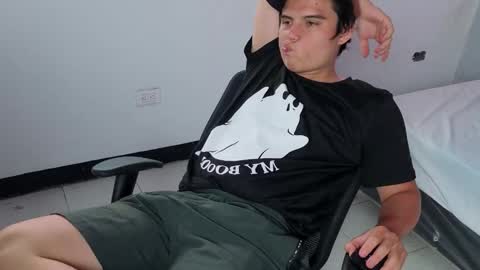 Snapshot of invincible200 chatting on 10.31.25 invincible200 online show from 10.31.25