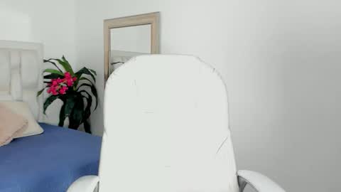 Snapshot of iris8_ chatting on 11.10.25 iris8_ online show from 11.10.25