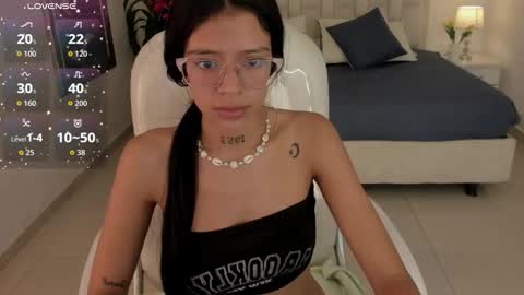 Snapshot of iris8_ chatting on 11.27.25 iris8_ online show from 11.27.25