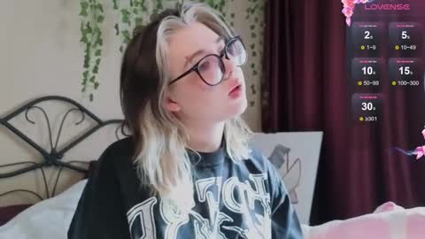 Snapshot of irissocute chatting on 09.10.25 I am Cutie Iris3 online show from 09.10.25