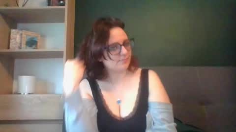 Snapshot of irresistibleparis chatting on 05.12.26 Paris online show from 05.12.26