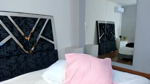 Snapshot of isa_jonness_ chatting on 10.01.25 oIssaJonneso online show from 10.01.25