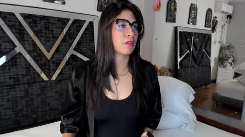 Snapshot of isa_jonness_ chatting on 10.25.25 oIssaJonneso online show from 10.25.25