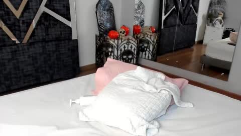 Snapshot of isa_jonness_ chatting on 10.28.25 oIssaJonneso online show from 10.28.25