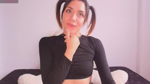 Isabella Laurentt  online show from 02.13.25