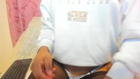 Snapshot of isabela_gonzalez_ chatting on 10.29.25 ISA online show from 10.29.25