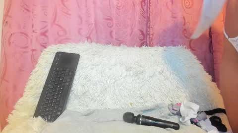 Snapshot of isabela_gonzalez_ chatting on 11.03.25 ISA online show from 11.03.25