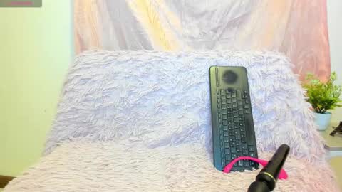 Snapshot of isabela_gonzalez_ chatting on 12.17.25 ISA online show from 12.17.25